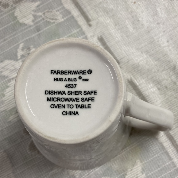 Farberware Vintage Rare Hug a Bug Pattern White Beautiful Embossed Mug Cup 12oz - Picture 6 of 6